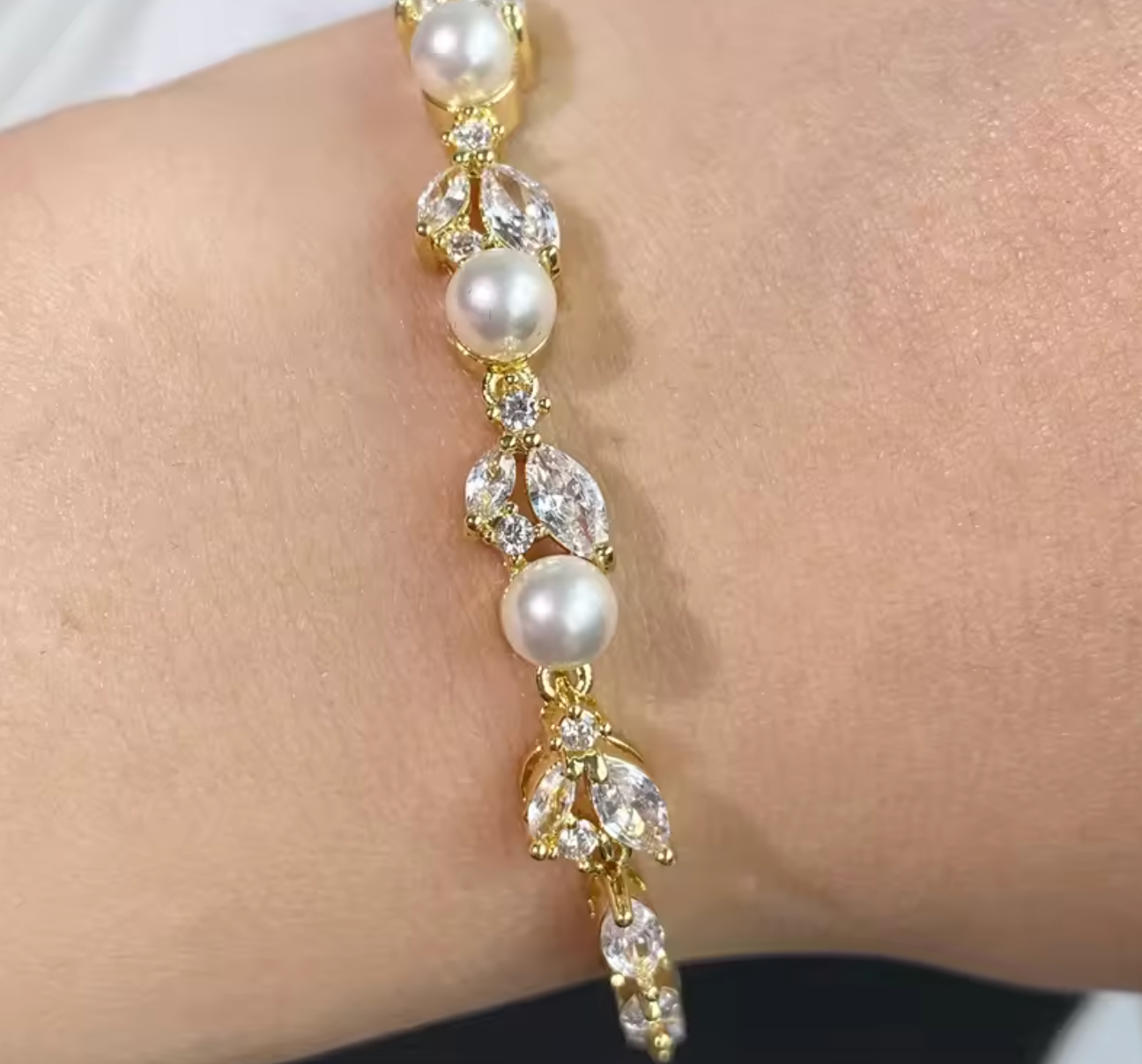 Exquisite Marquise Zircon Leaves Pearl Bracelet for Women