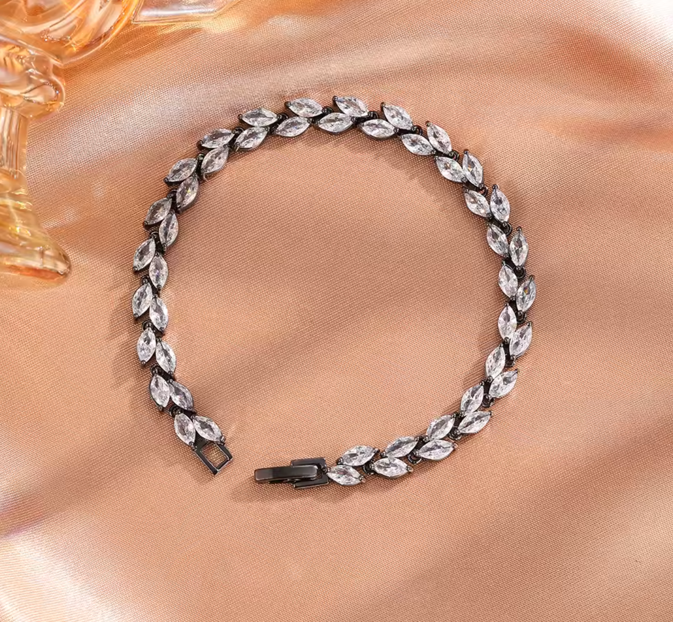 Fashion White Leaf Bracelet Bangle for Women